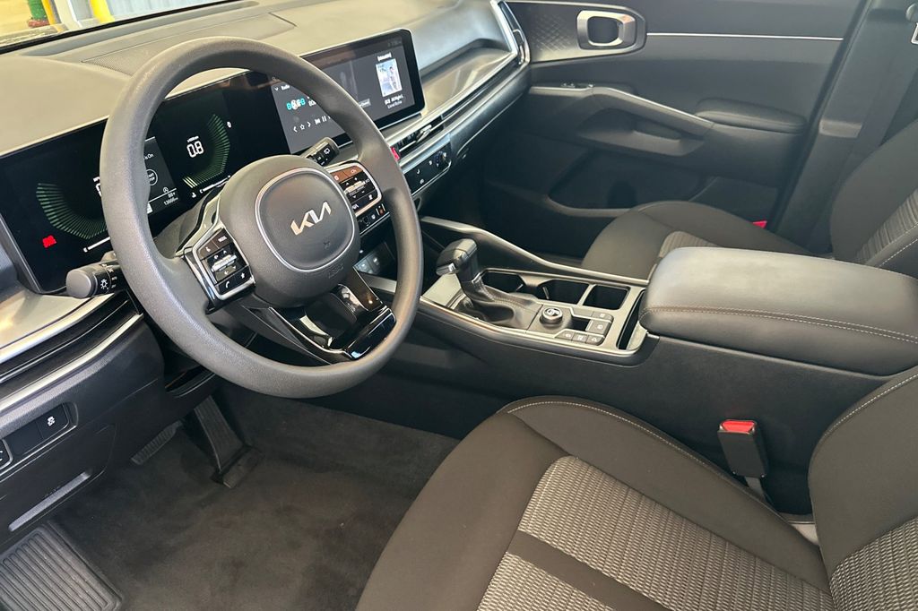 2025 Kia Sorento LX - Photo 10