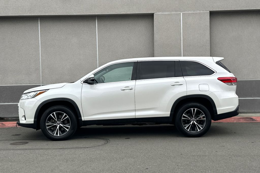 2019 Toyota Highlander LE photo 6