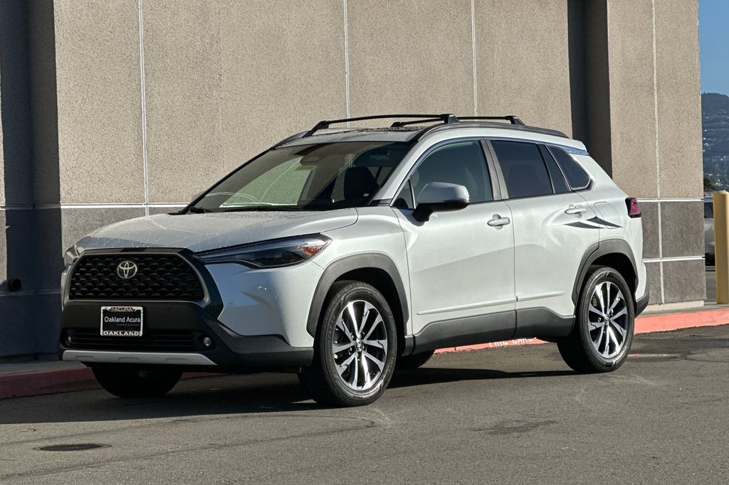 2023 Toyota Corolla Cross XLE photo 3
