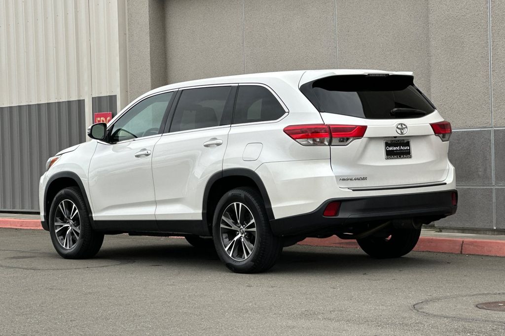 2019 Toyota Highlander LE photo 5