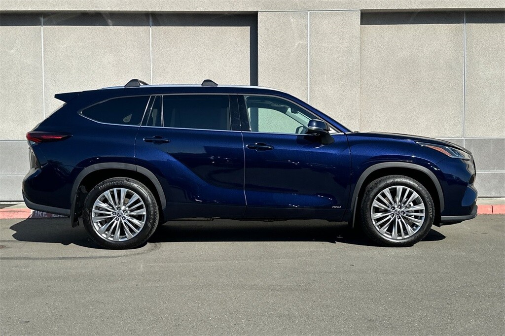 2024 Toyota Highlander Hybrid Platinum photo 3