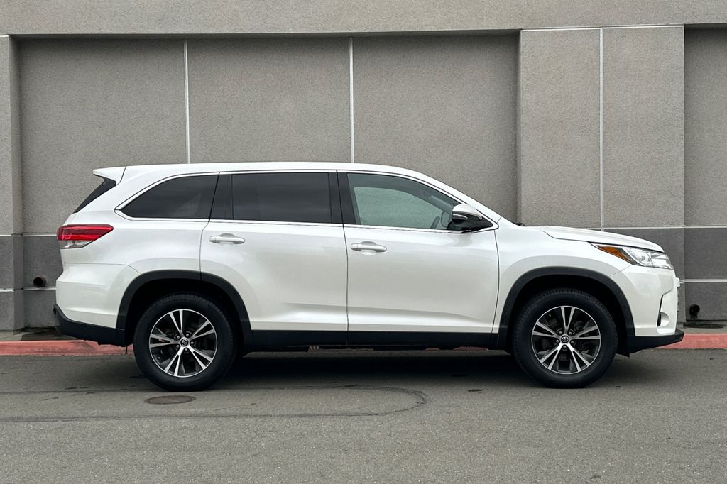 2019 Toyota Highlander LE photo 2