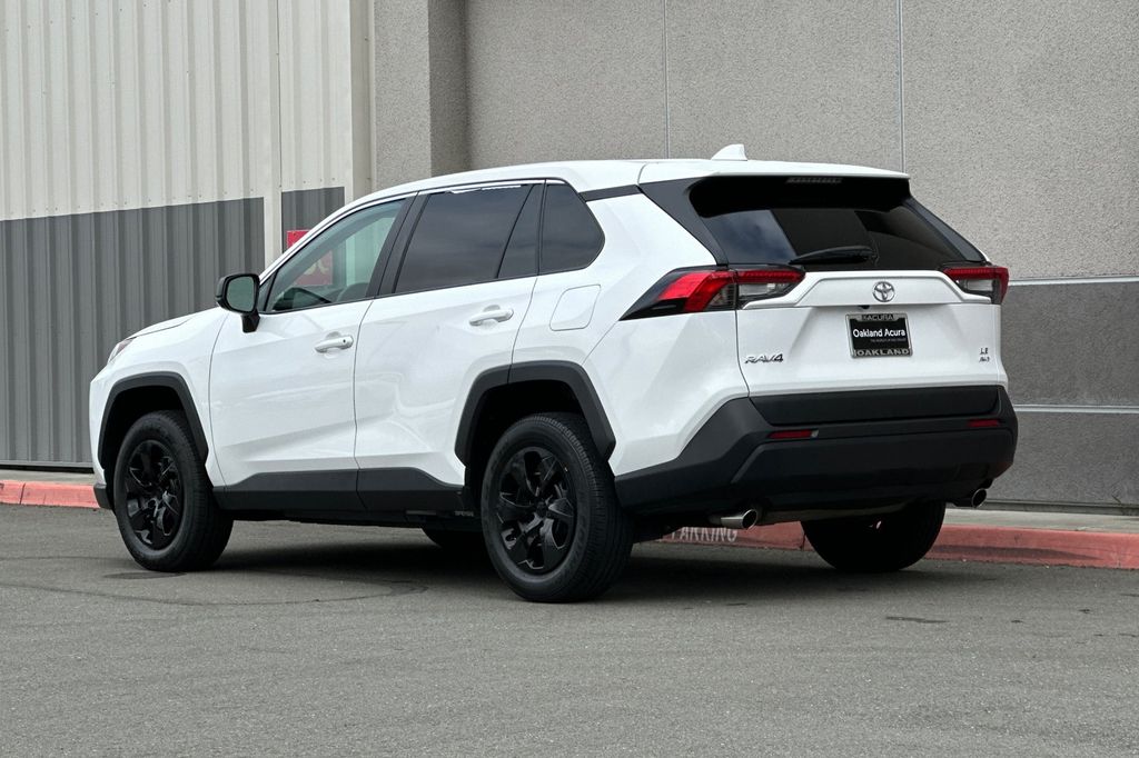 2023 Toyota RAV4 LE photo 5