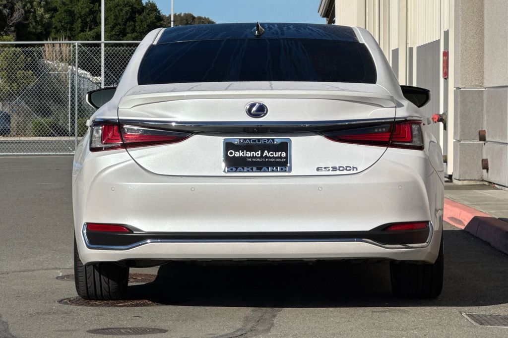 2022 LEXUS ES 300h photo 4