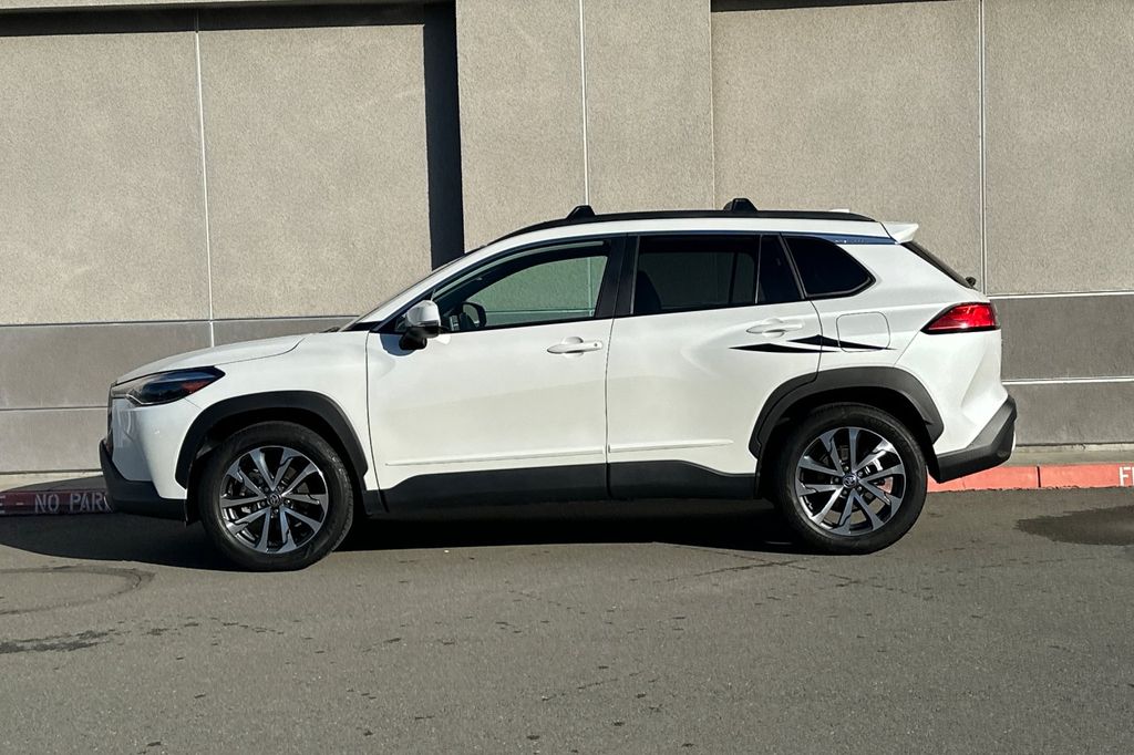 2023 Toyota Corolla Cross XLE photo 6