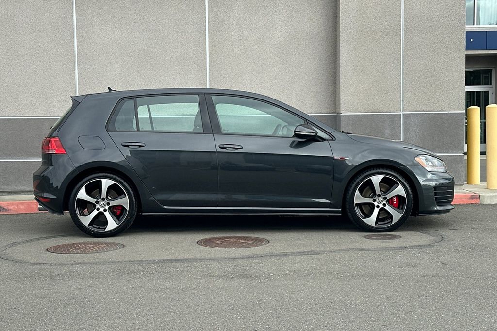 2017 Volkswagen Golf GTI SE photo 2