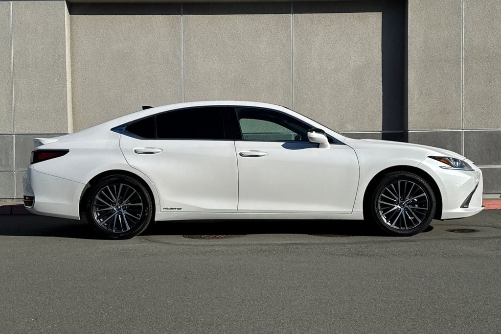 2022 LEXUS ES 300h photo 2