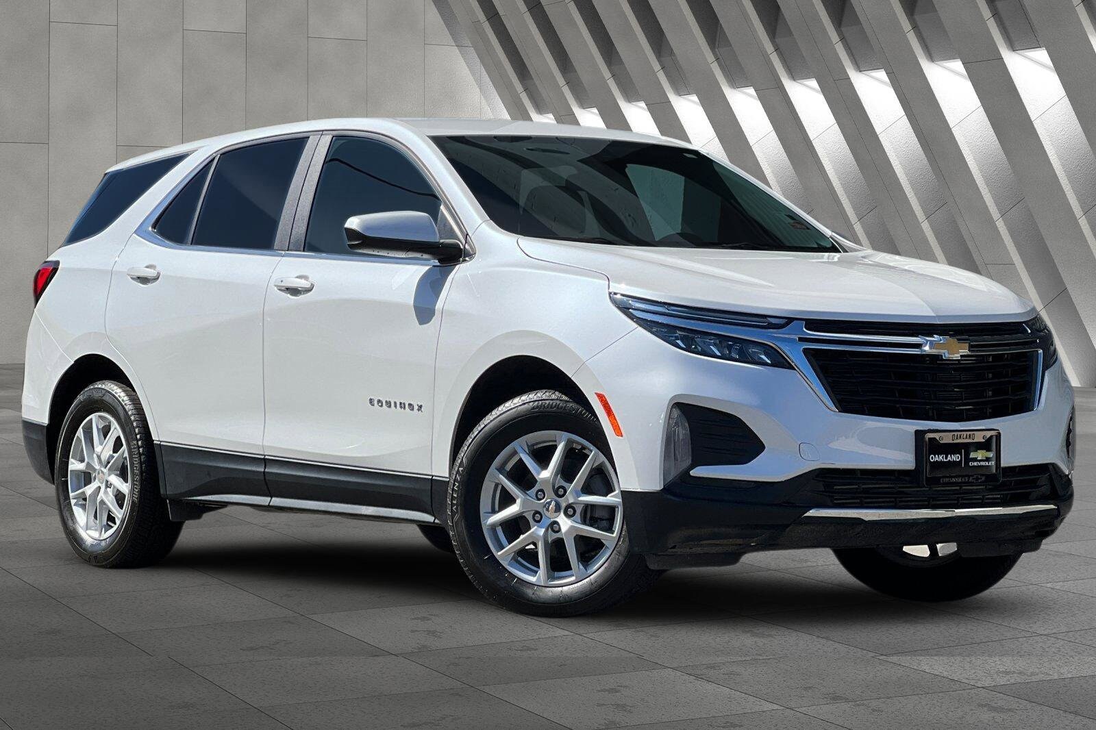 2023 Chevrolet Equinox LT photo 2