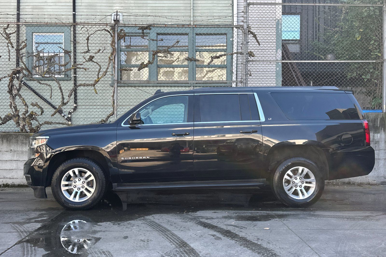 2018 Chevrolet Suburban LT photo 6