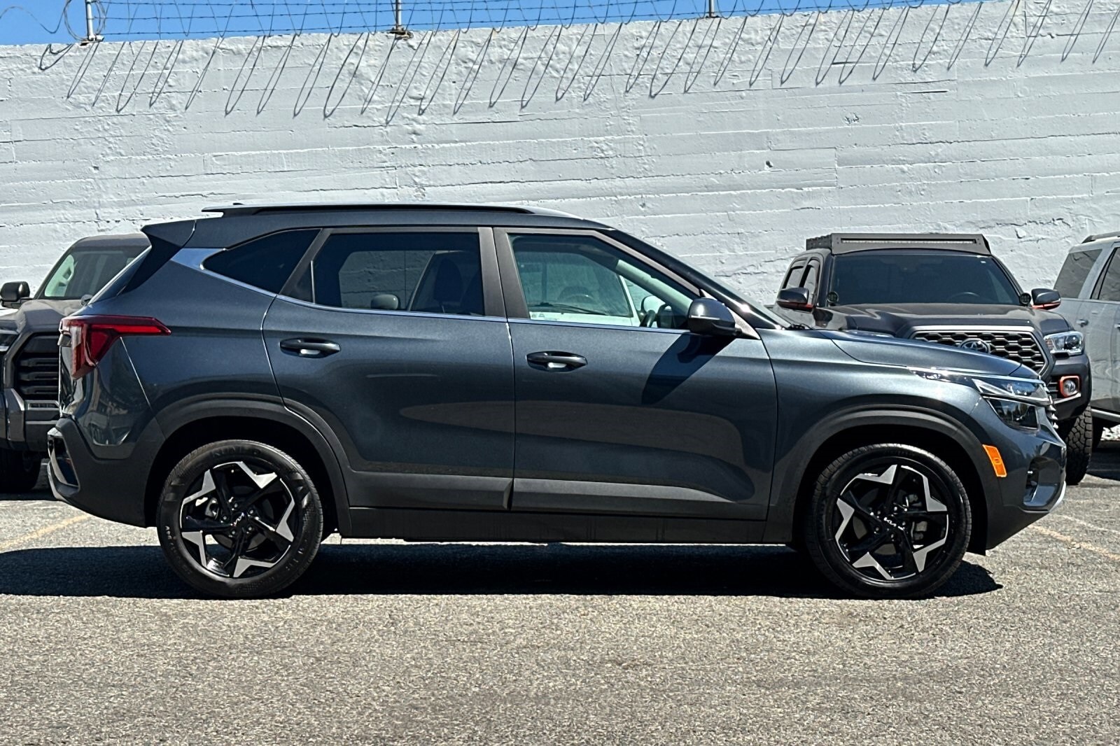 2024 Kia Seltos EX photo 2