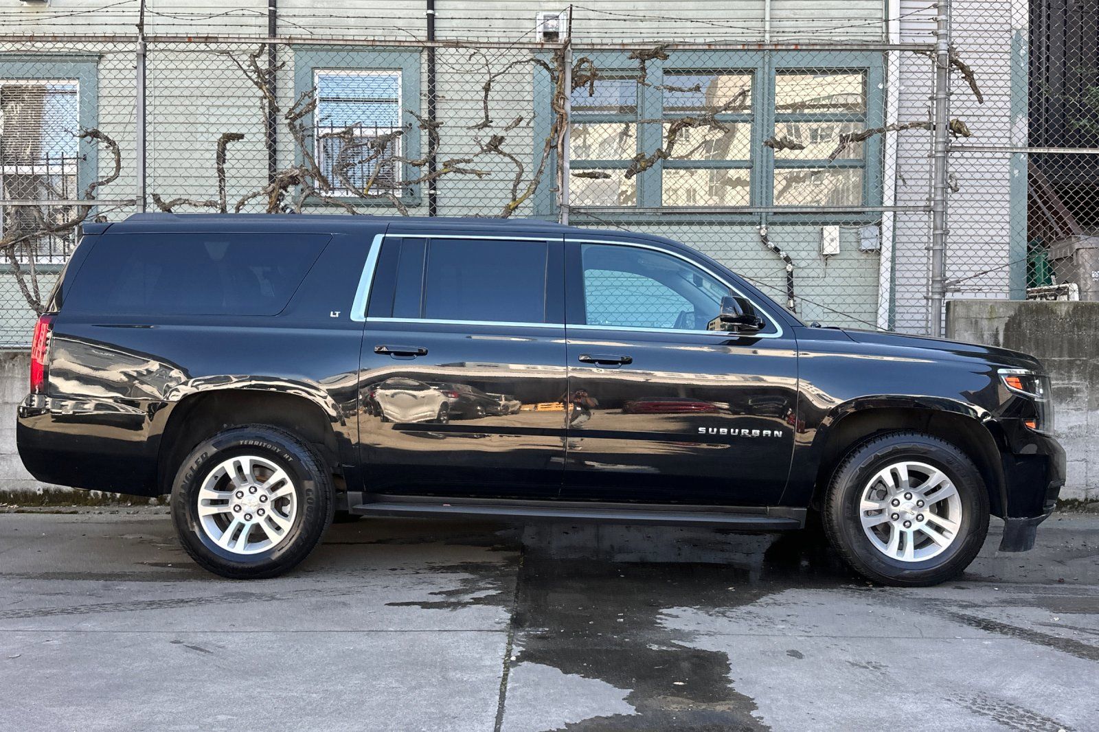 2018 Chevrolet Suburban LT photo 2