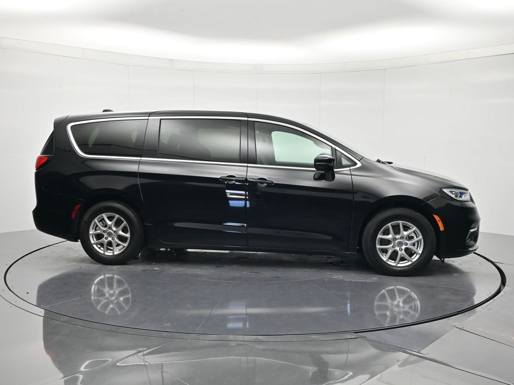 Used 2025 Chrysler Pacifica Select Van Passenger Van