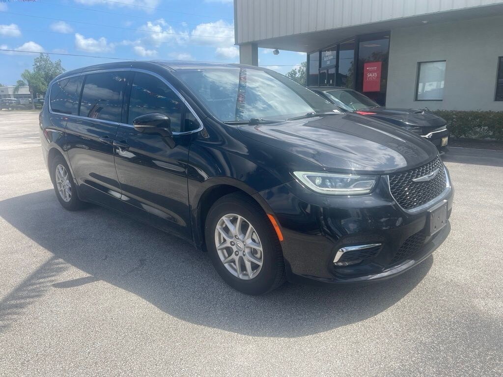 Used 2025 Chrysler Pacifica Select Van Passenger Van