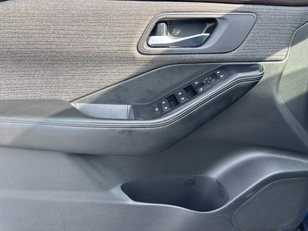 2023 Nissan Rogue SV photo 3
