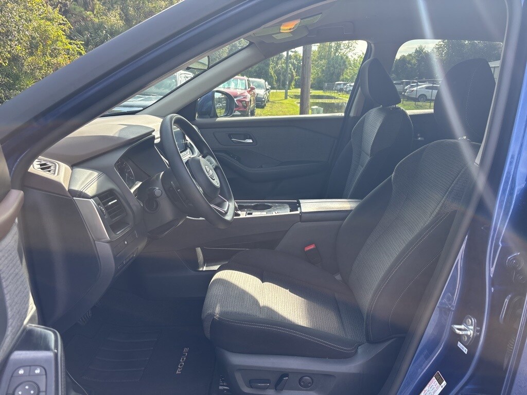 2023 Nissan Rogue SV photo 2