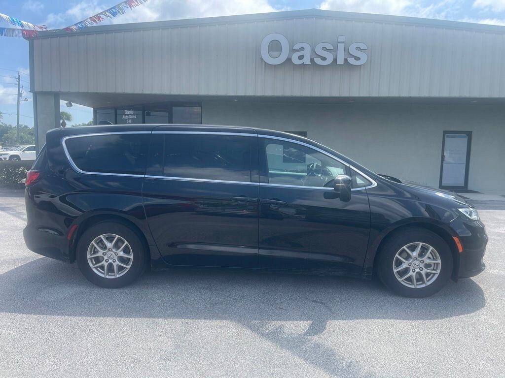 Used 2025 Chrysler Pacifica Select Van Passenger Van