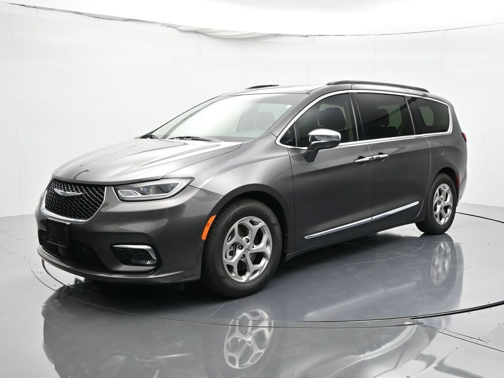 2022 Chrysler Pacifica Limited's photo