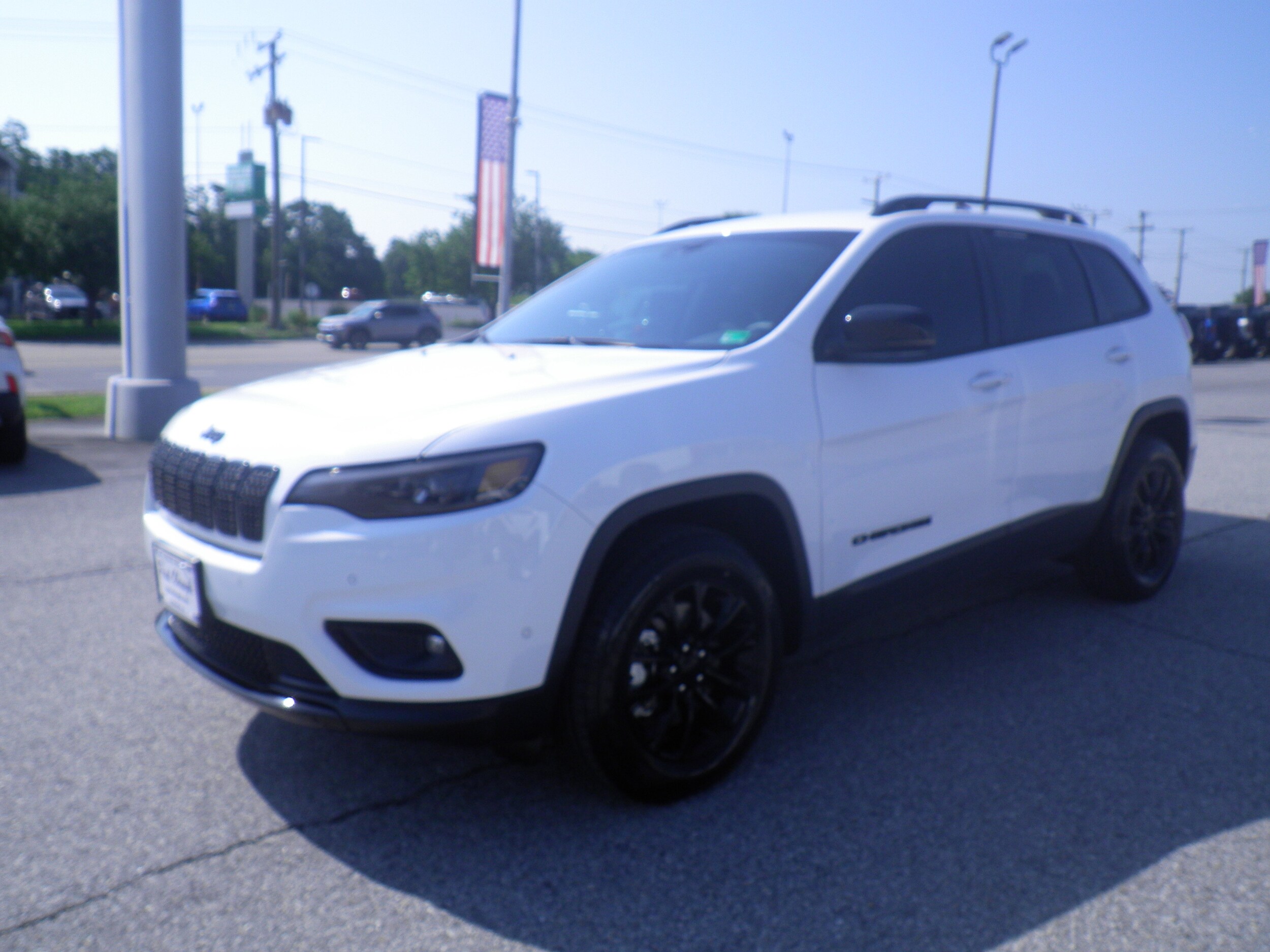 2023 Jeep Cherokee Altitude Lux photo 3