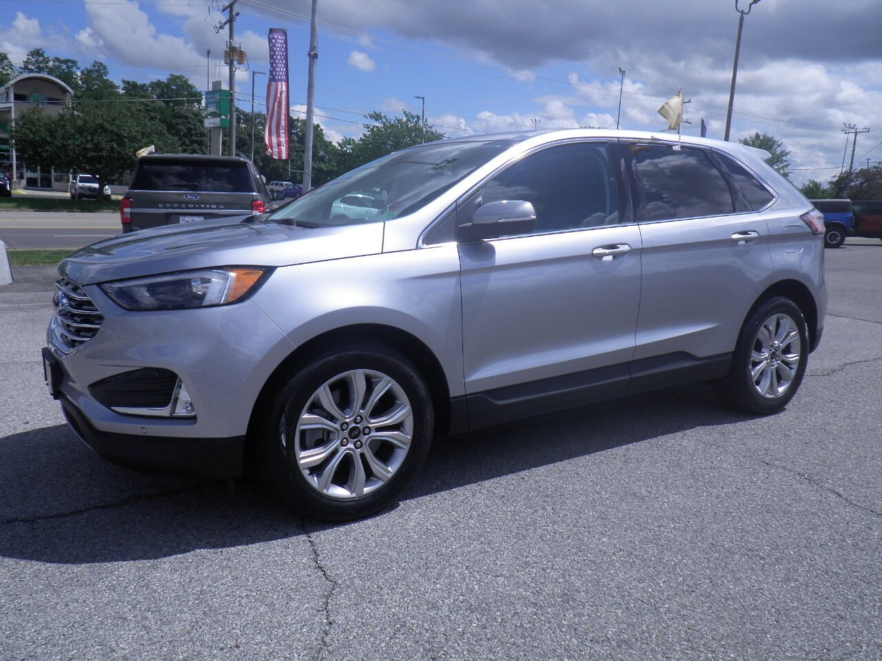 2024 Ford Edge Titanium photo 2