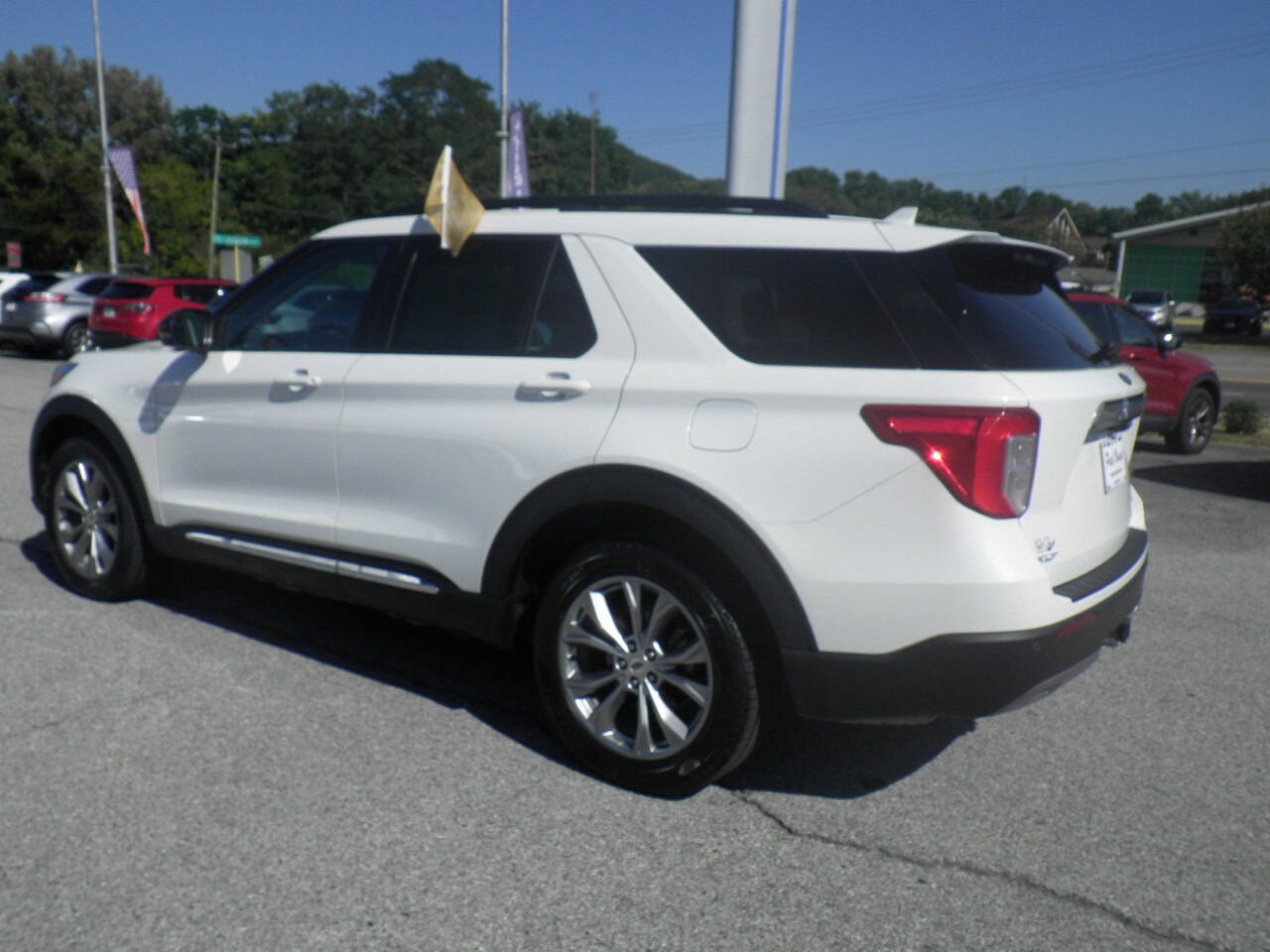 2023 Ford Explorer XLT photo 3