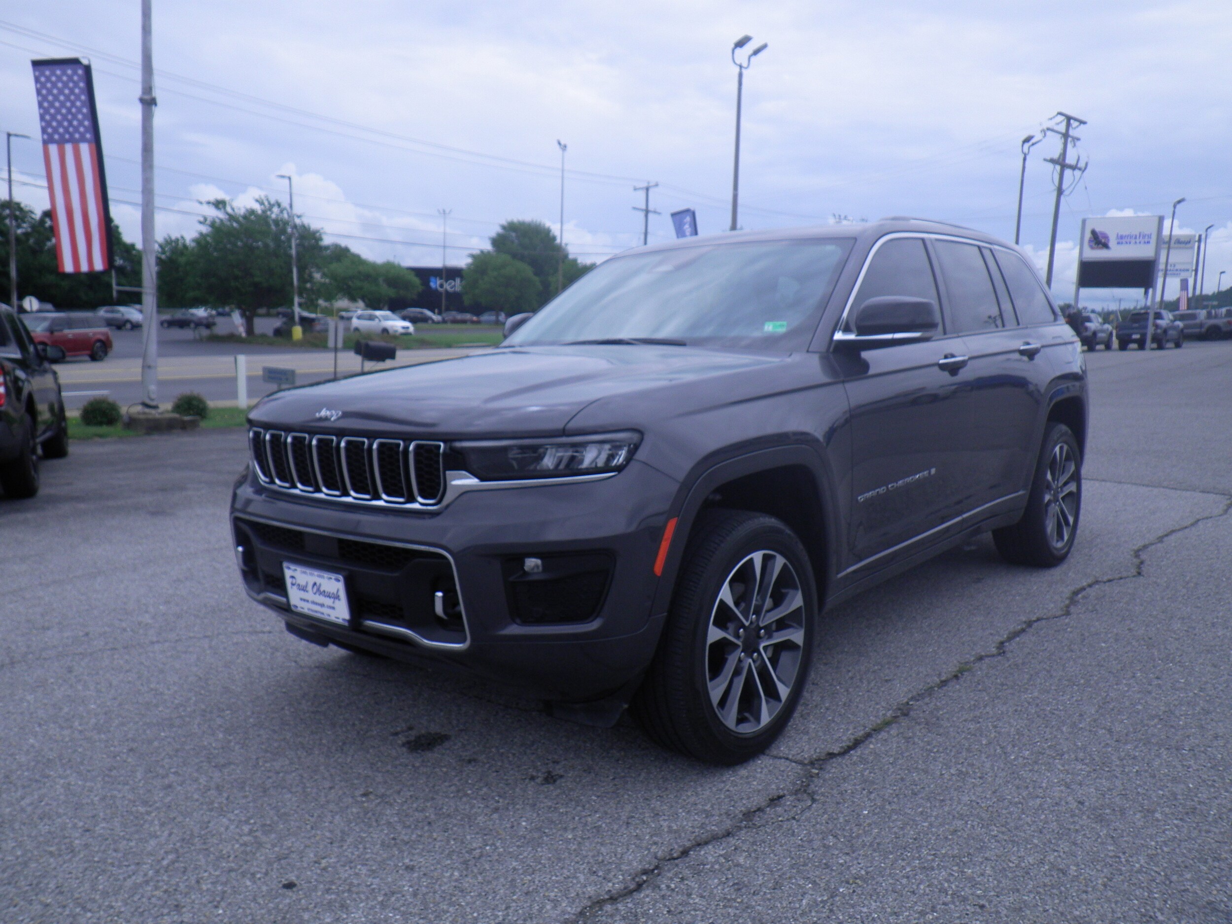 2023 Jeep Grand Cherokee Overland photo 3