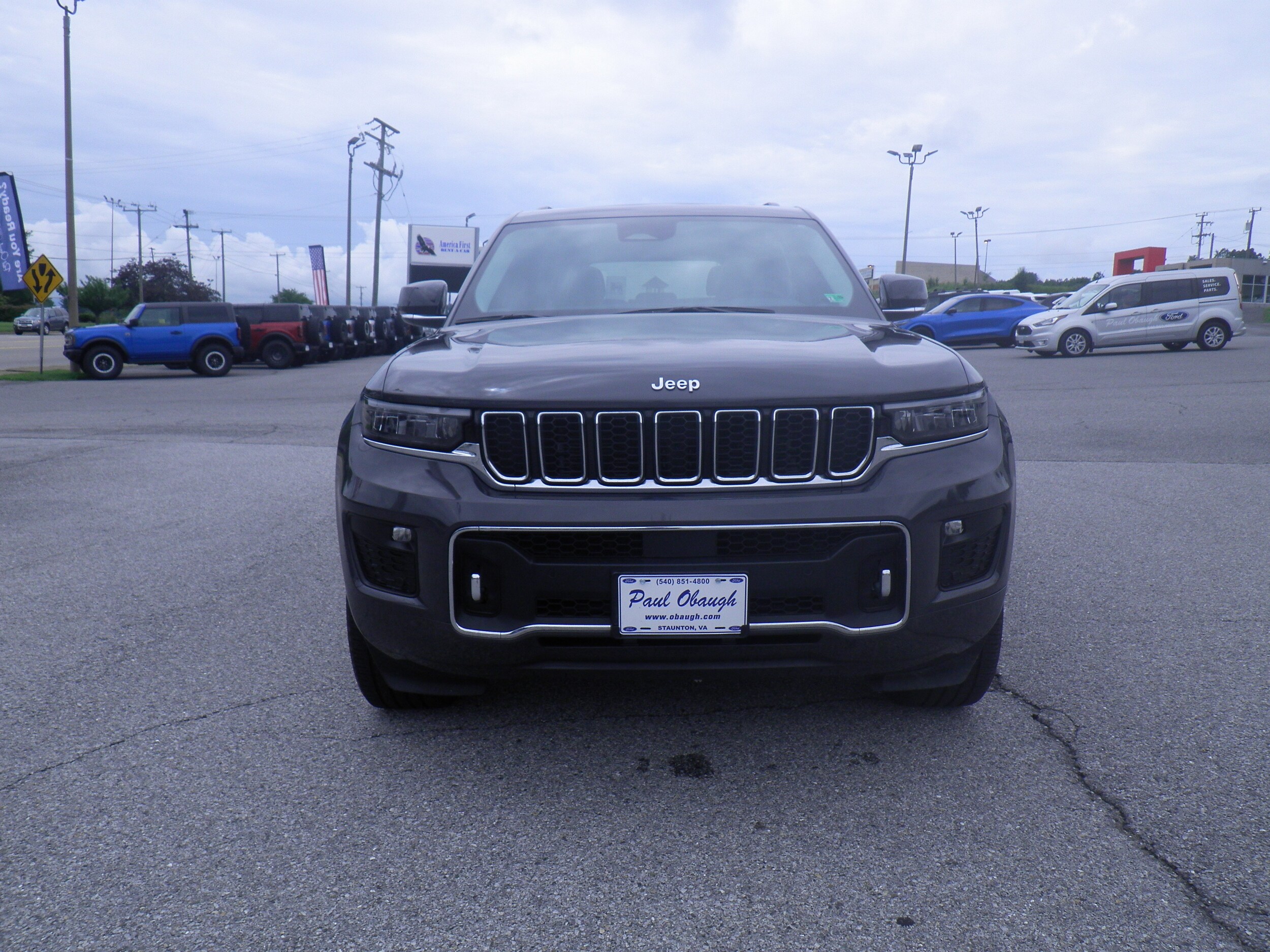 2023 Jeep Grand Cherokee Overland photo 2