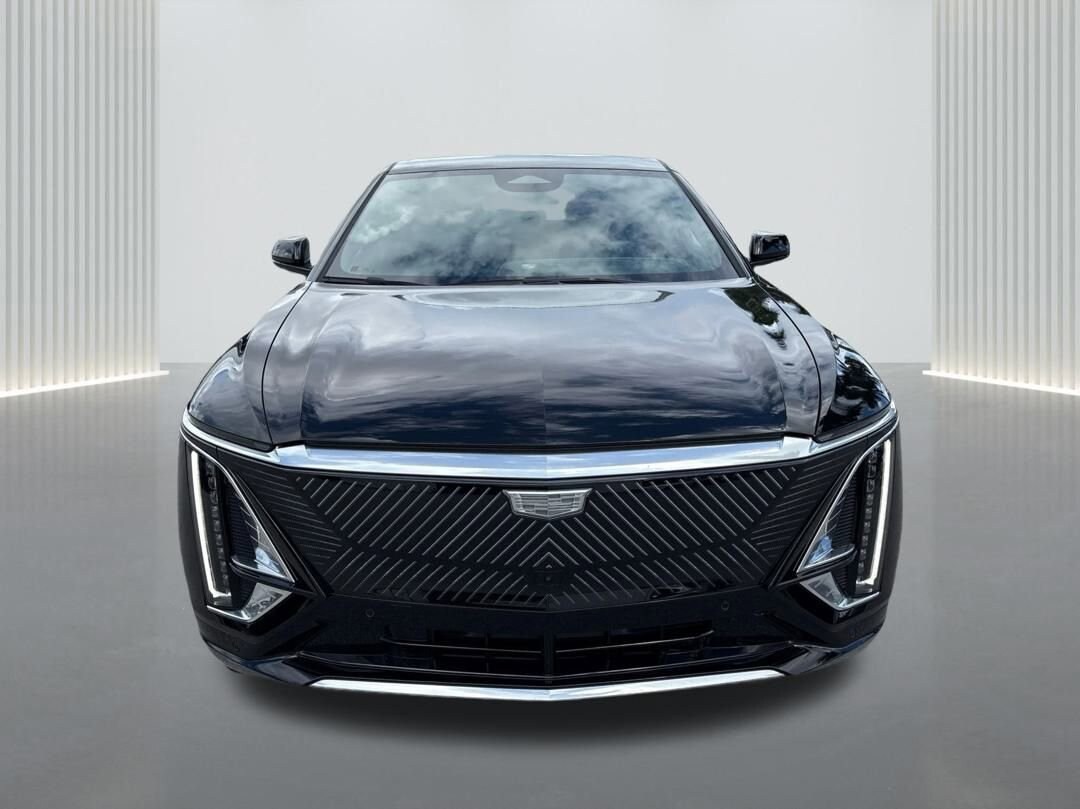 2025 Cadillac Lyriq Luxury photo 2