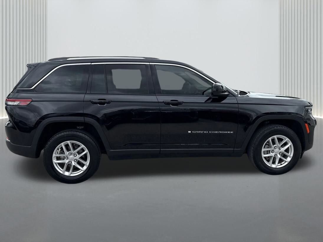 2023 Jeep Grand Cherokee Laredo photo 3