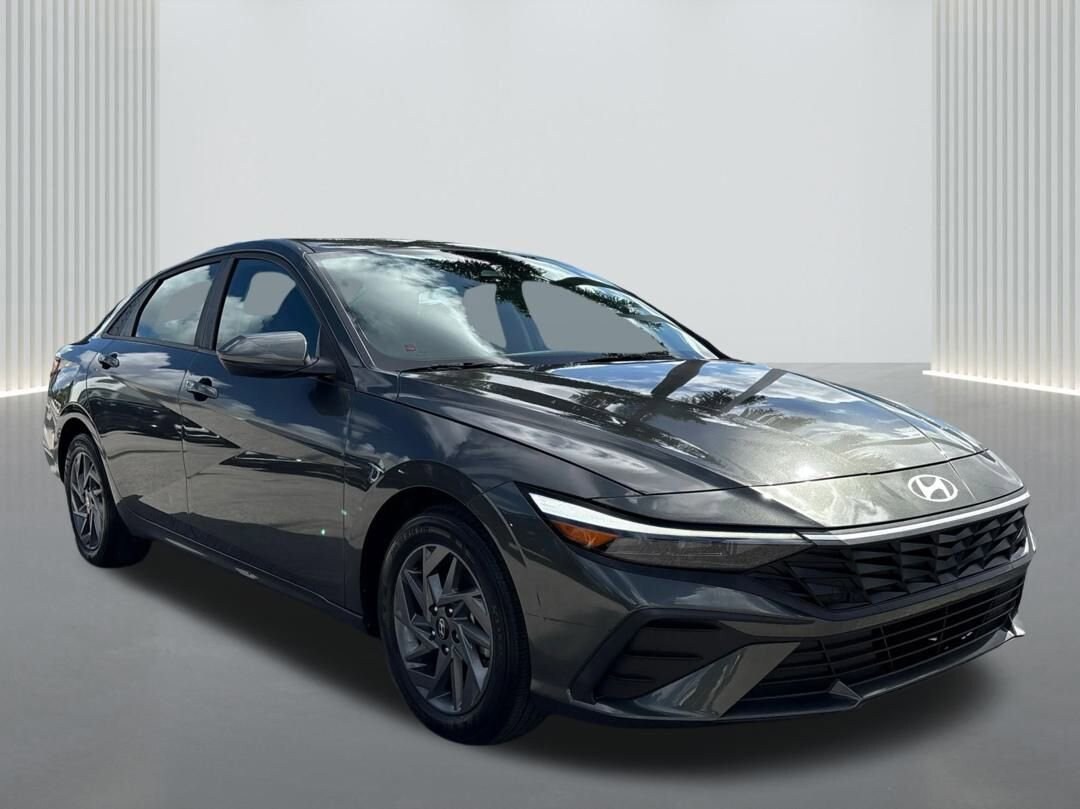 2024 Hyundai Elantra SEL photo 3