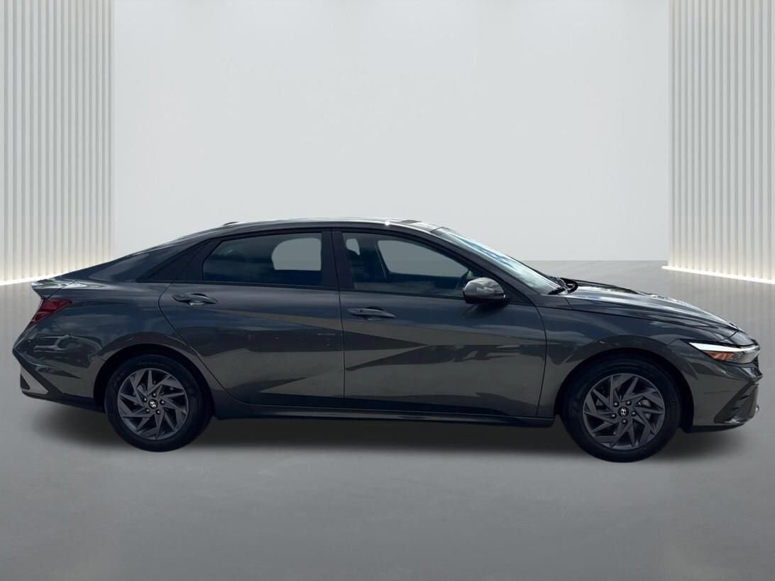 2024 Hyundai Elantra SEL photo 4