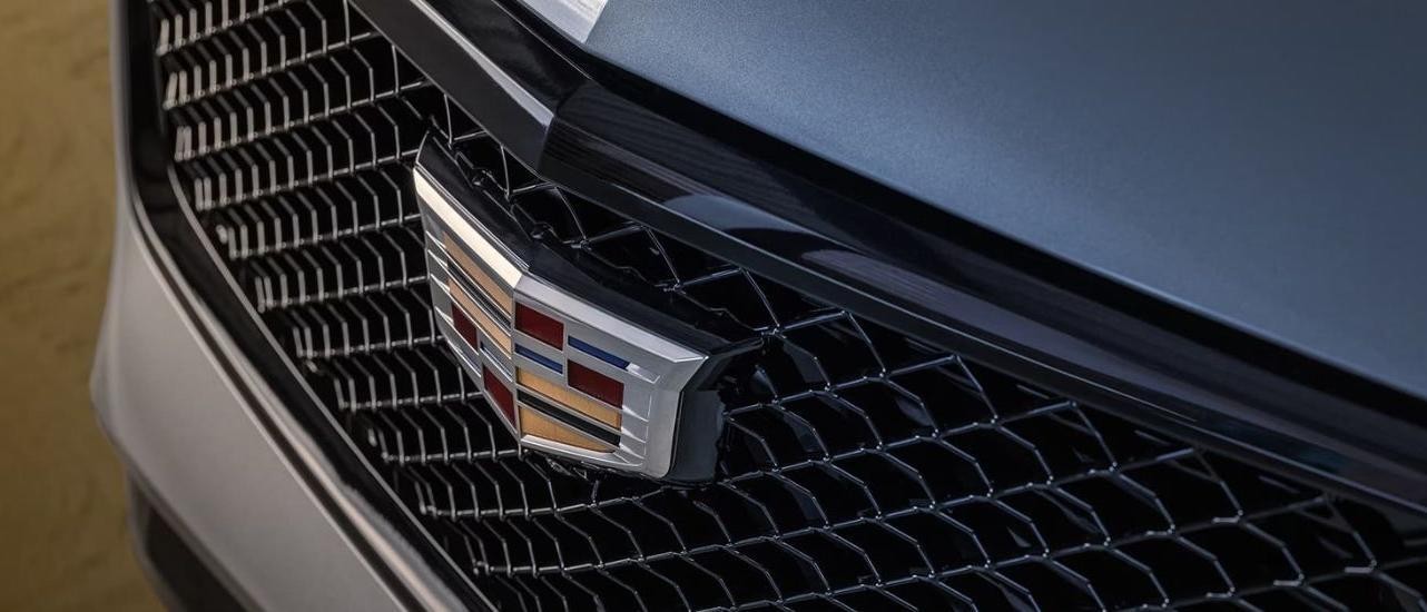 Grille on a silver 2024 Cadillac XT4.