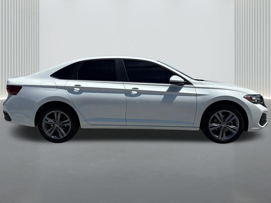 2023 Volkswagen Jetta SE photo 4