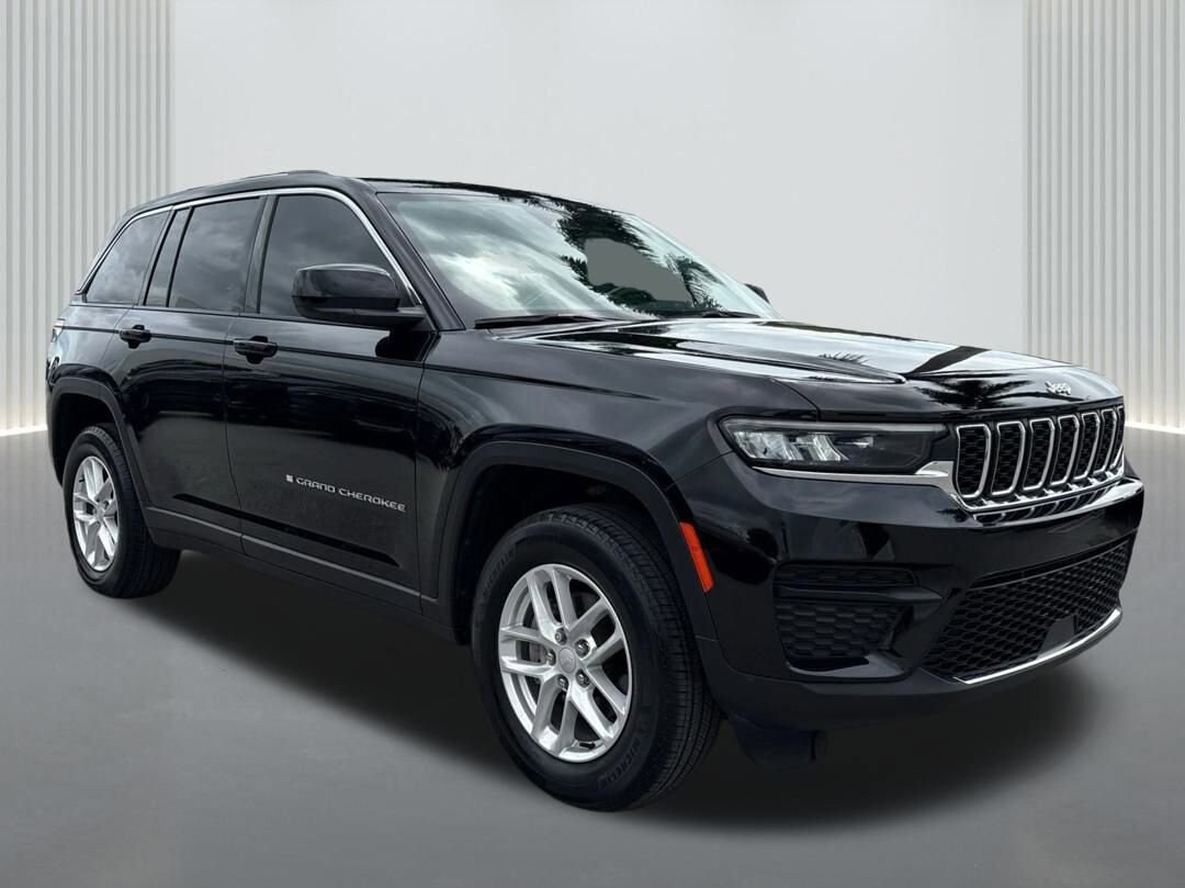2023 Jeep Grand Cherokee Laredo photo 2