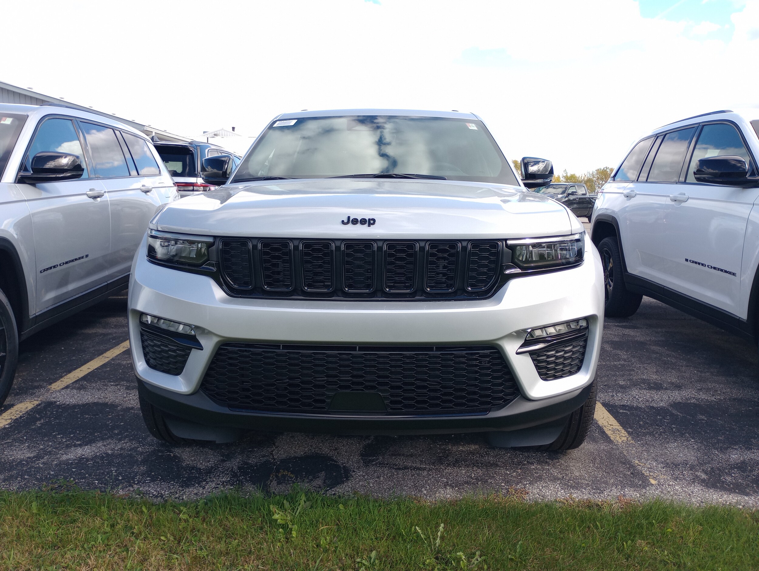 2025 Jeep Grand Cherokee Limited photo 2