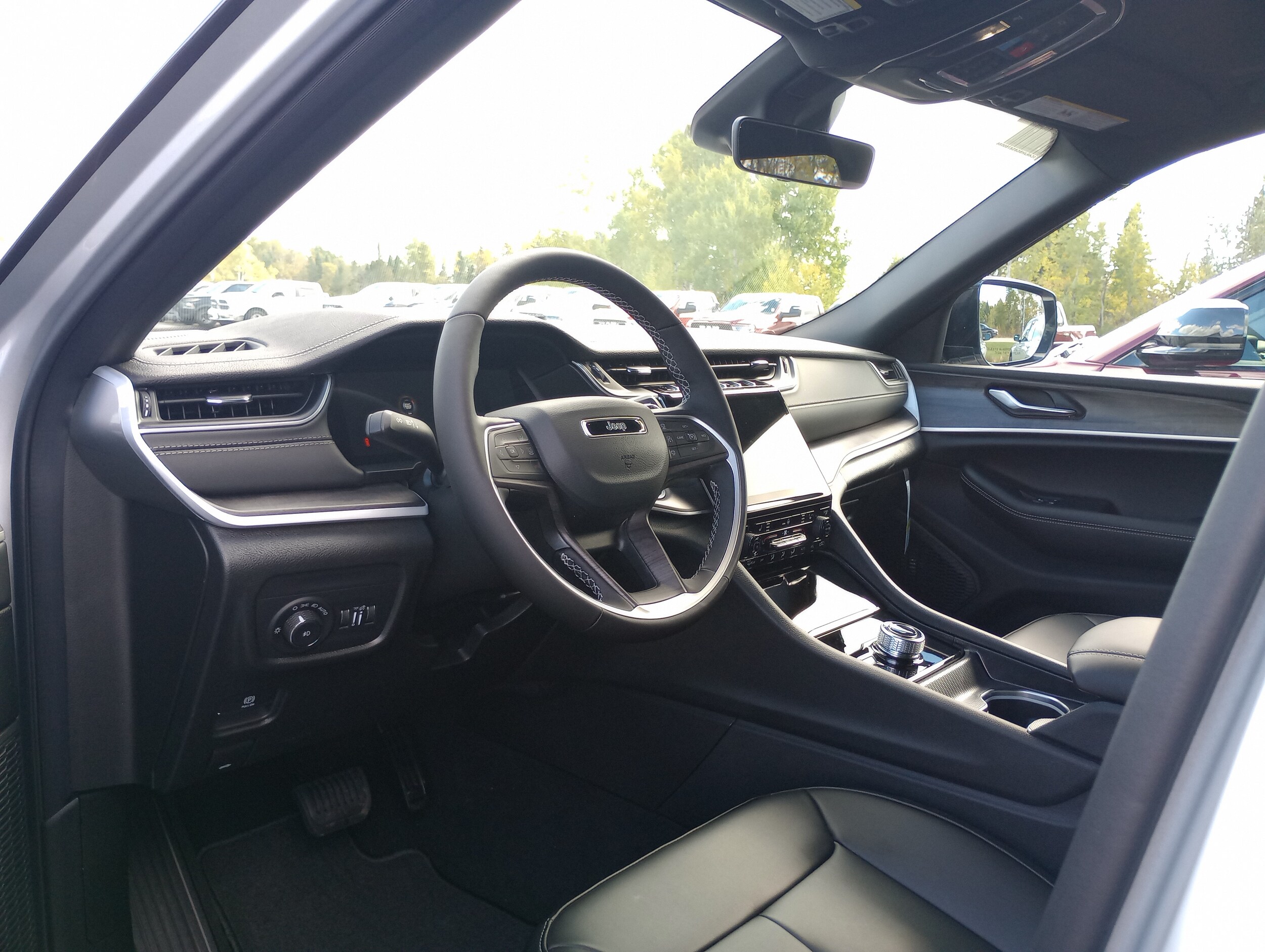 2025 Jeep Grand Cherokee Limited photo 2