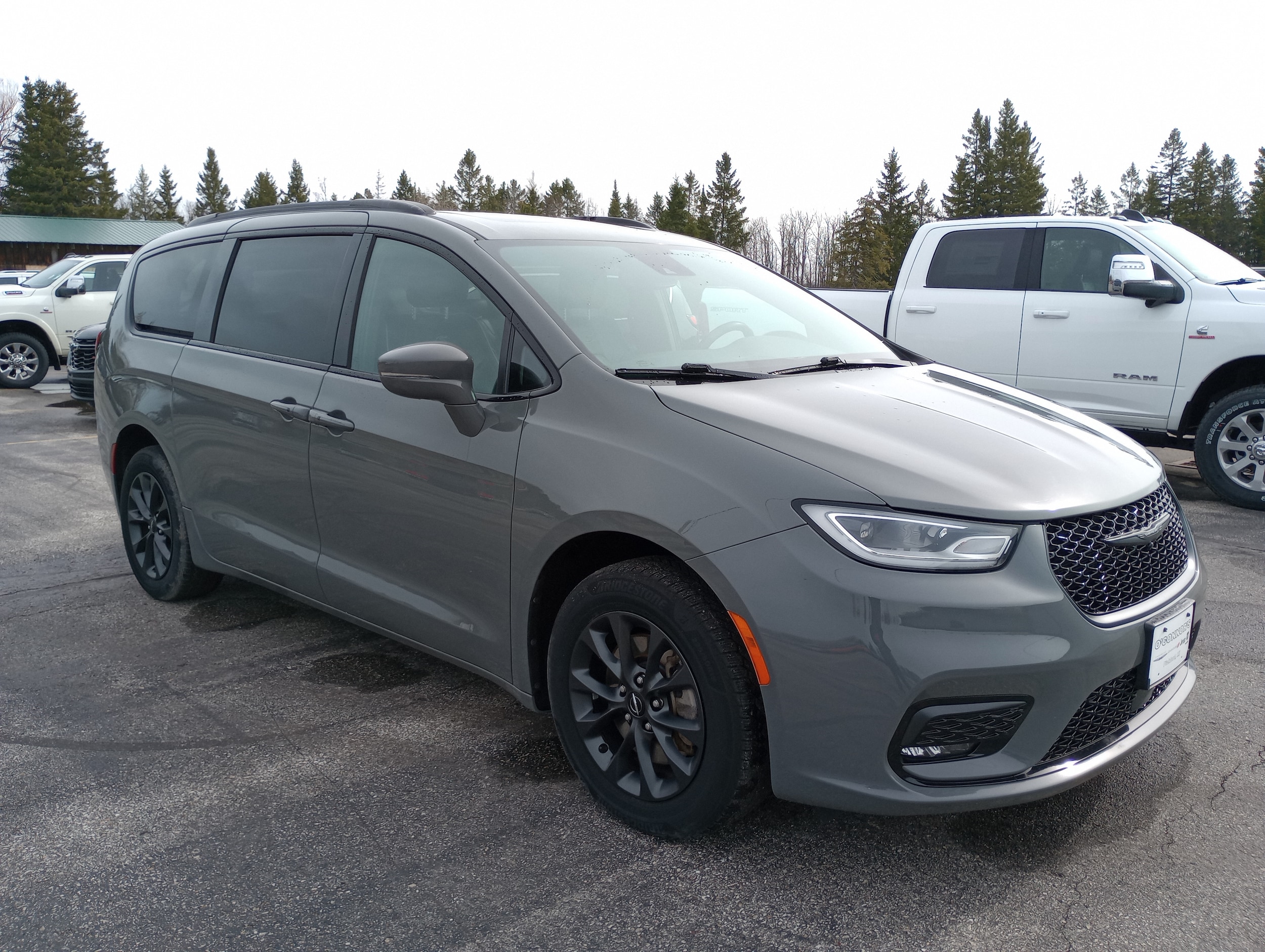 2021 Chrysler Pacifica Limited's photo