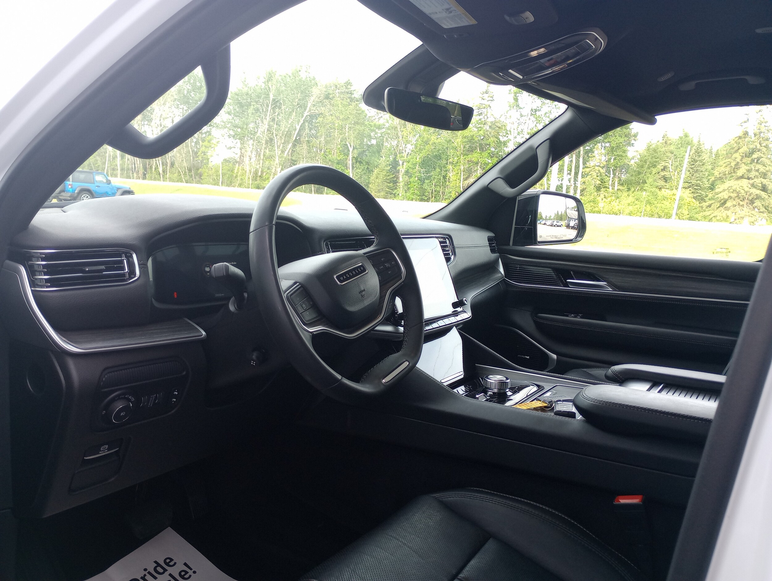 2023 Jeep Wagoneer L Series II photo 3