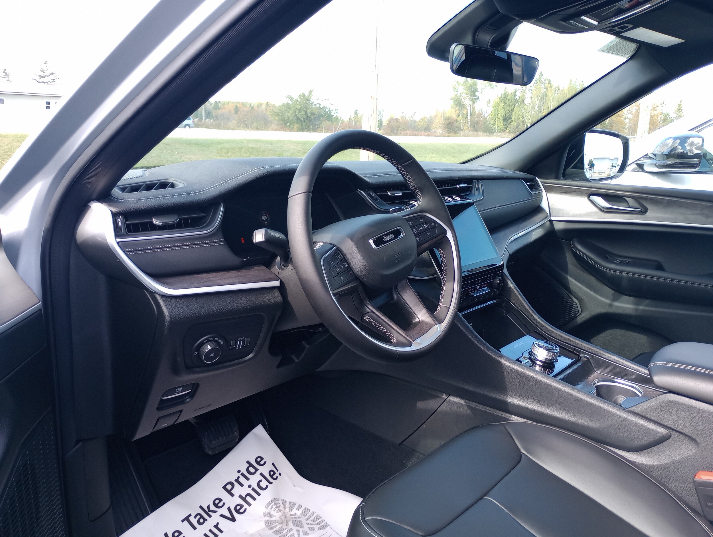 2025 Jeep Grand Cherokee Limited photo 3