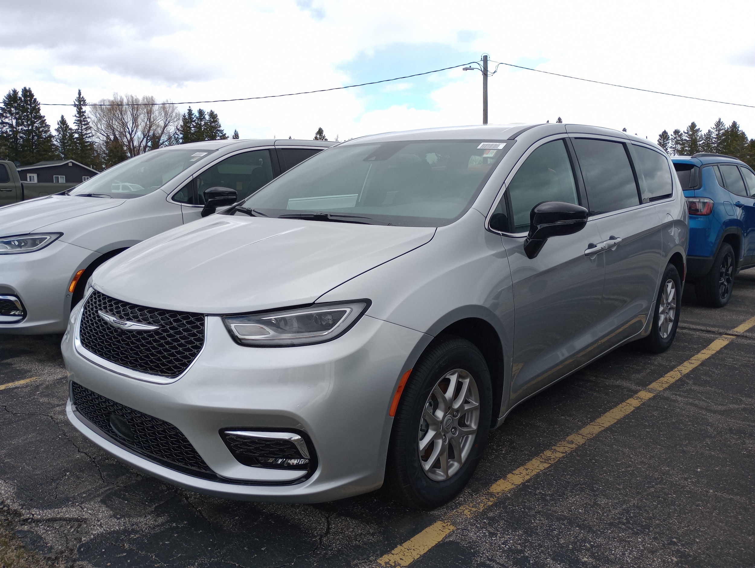 2026 Chrysler Pacifica Select's photo