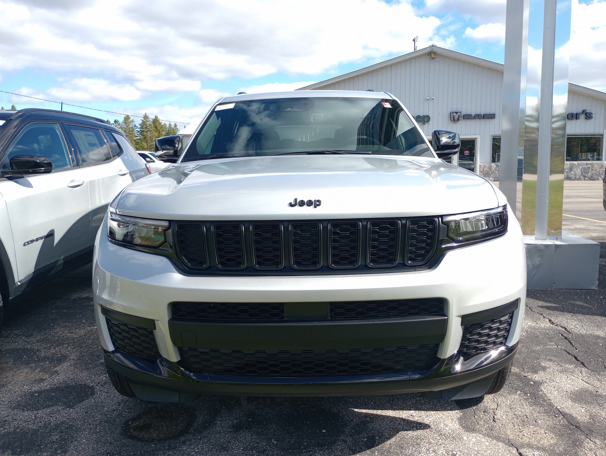 2025 Jeep Grand Cherokee Altitude photo 2