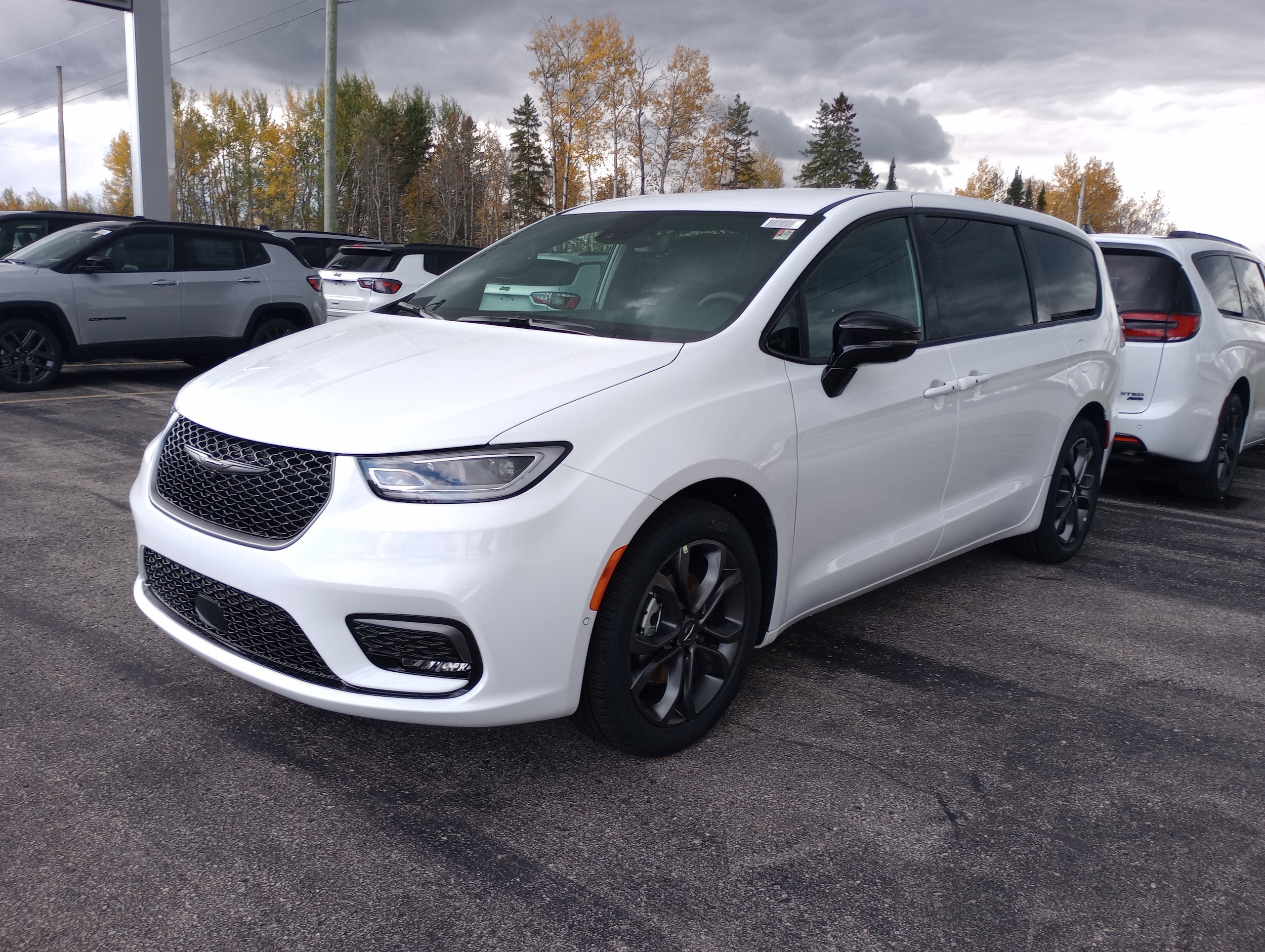 2026 Chrysler Pacifica Select's photo