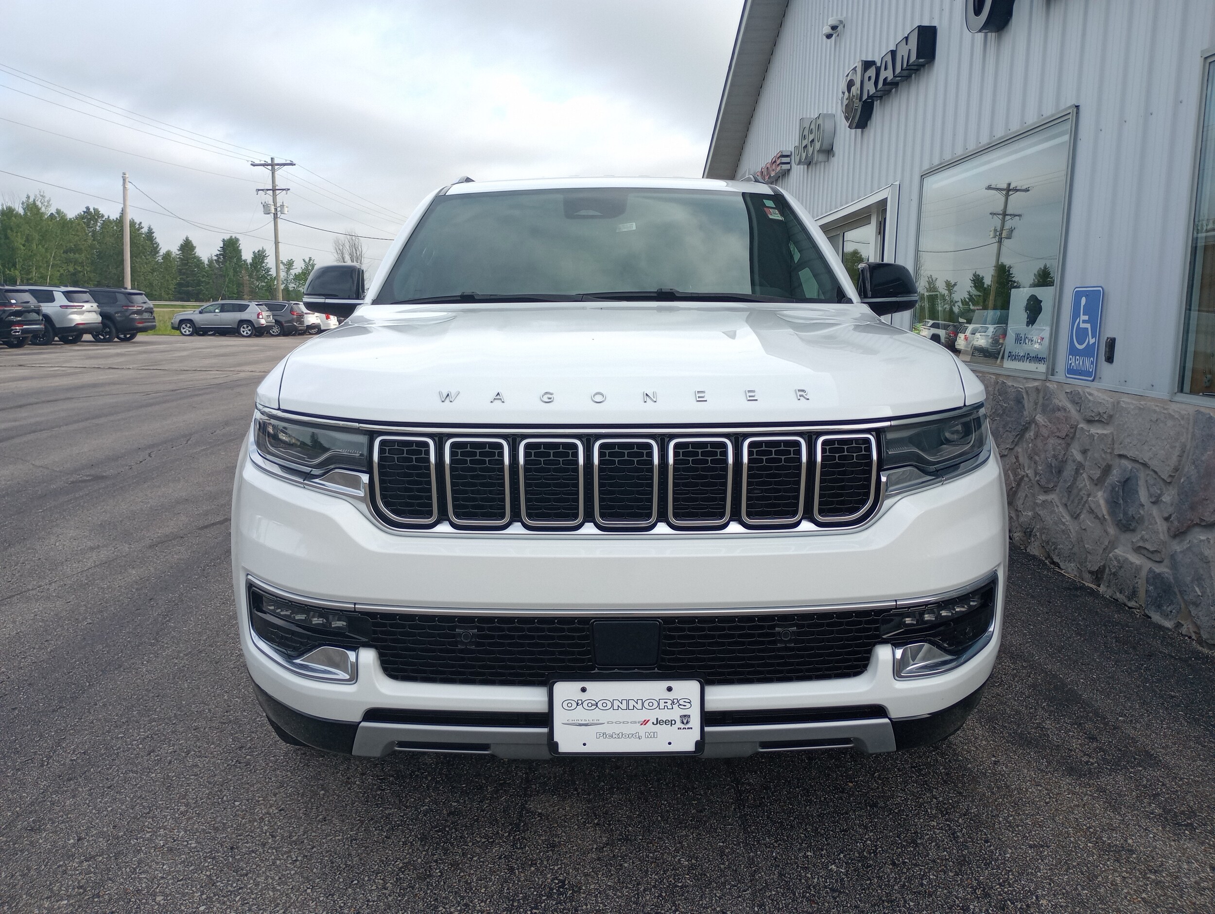 2023 Jeep Wagoneer L Series II photo 2