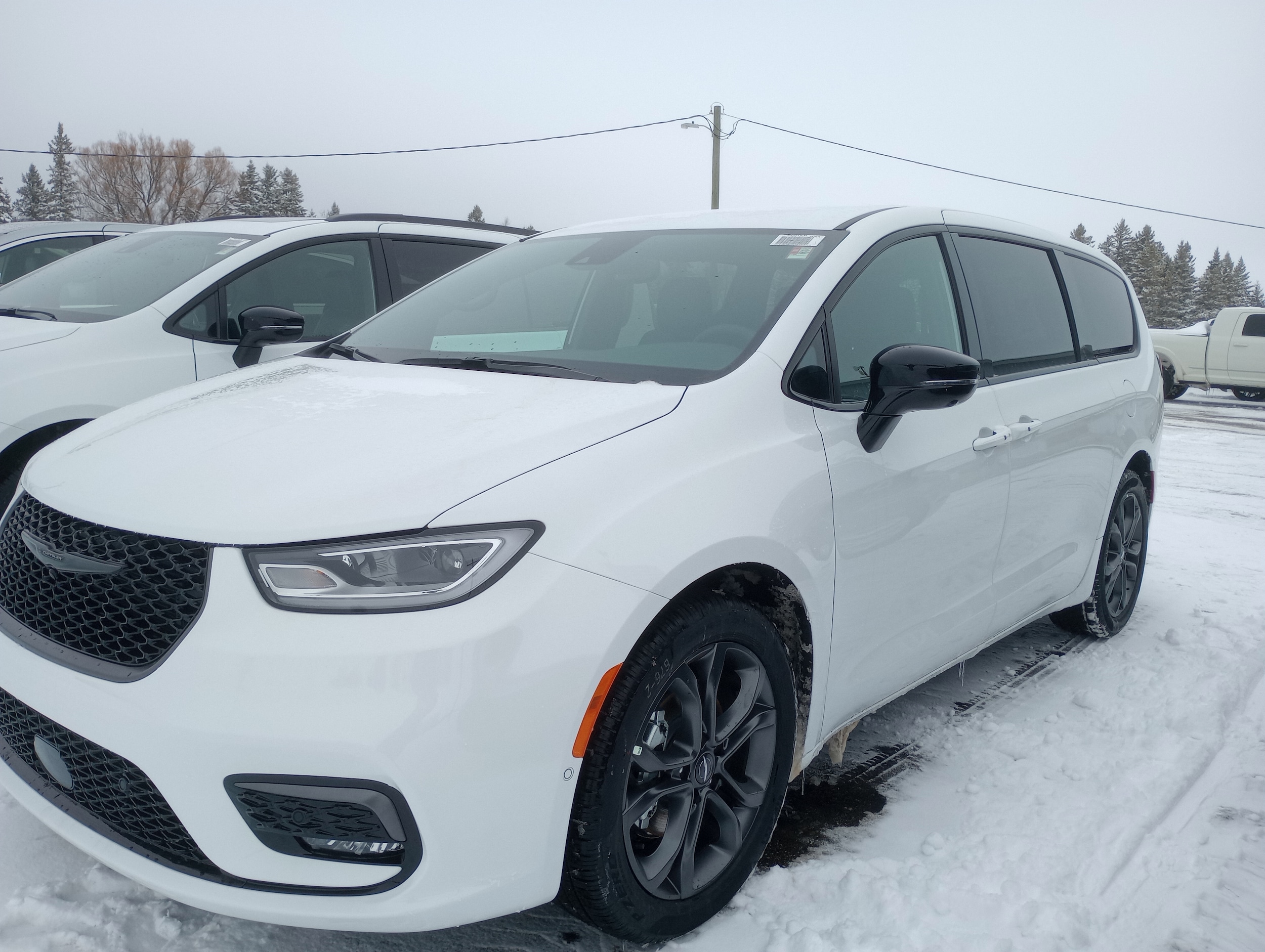 2026 Chrysler Pacifica Select's photo