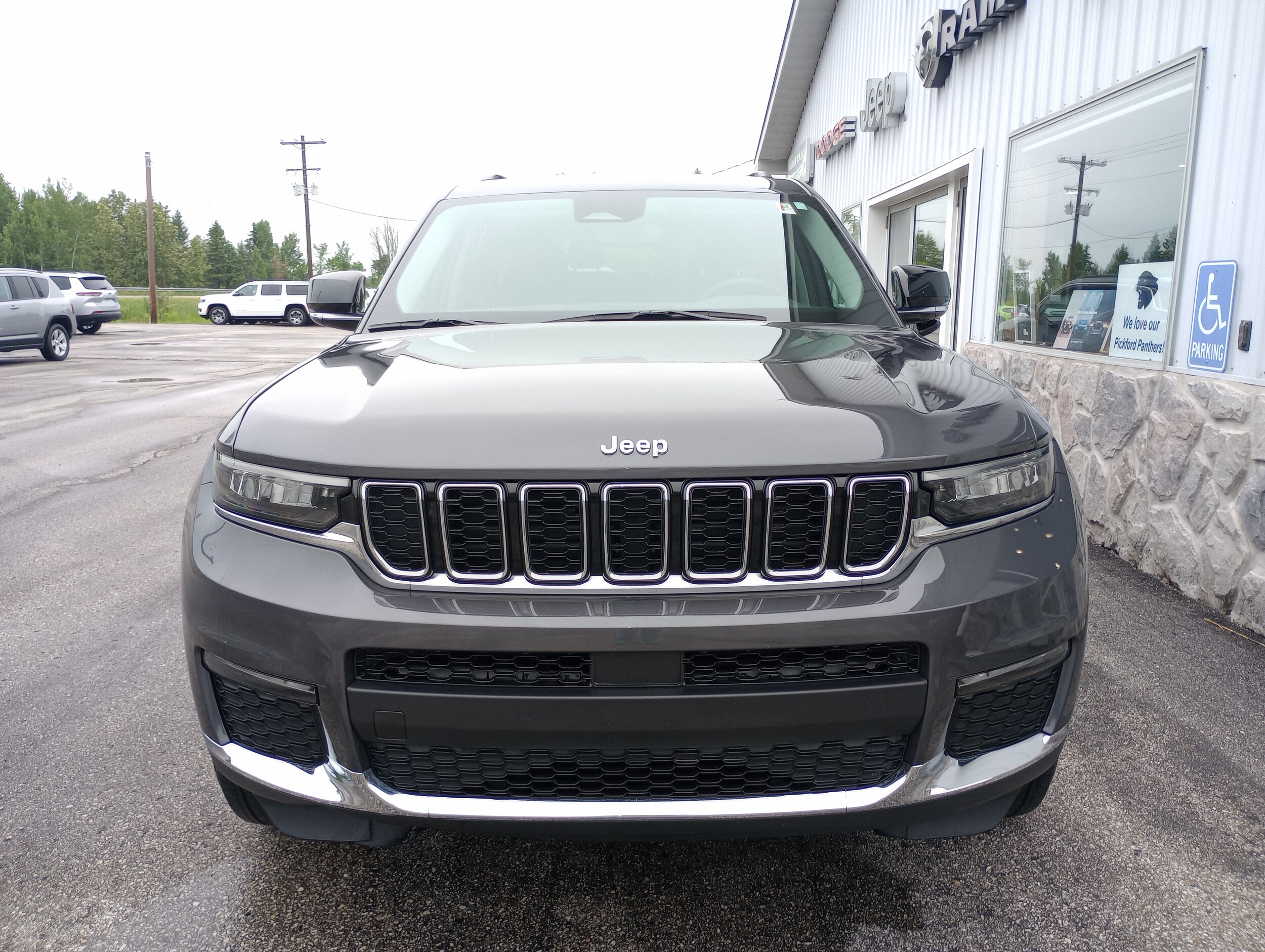 2022 Jeep Grand Cherokee Limited photo 2