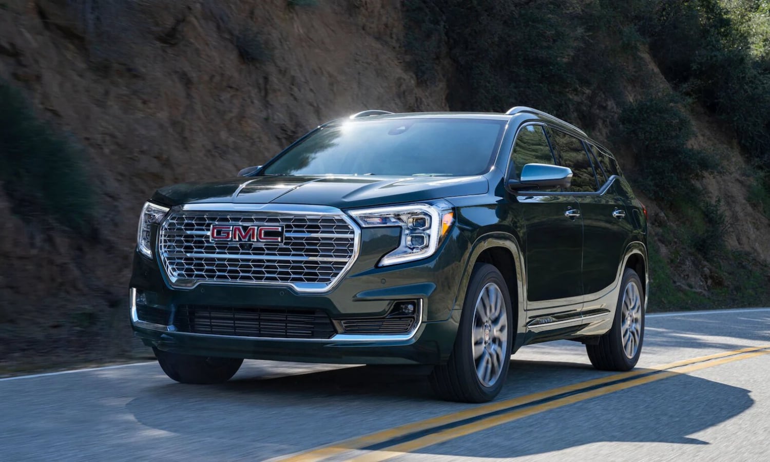 New 2022 GMC Terrain Denali Luxury SUV Exterior Design.png