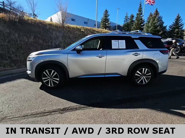 2022 Nissan Pathfinder Platinum's photo