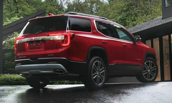 How comfortable is the 2022 GMC Acadia for long family trips?