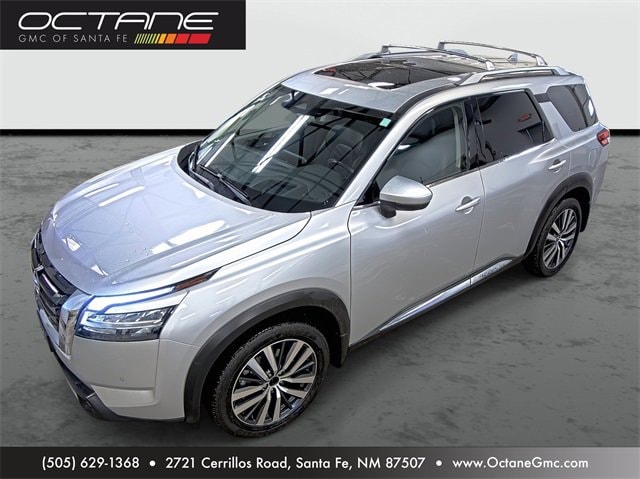 2022 Nissan Pathfinder Platinum's photo