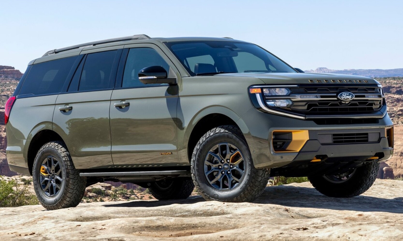 Passenger side angle of a 2025 Ford Expedition TREMOR