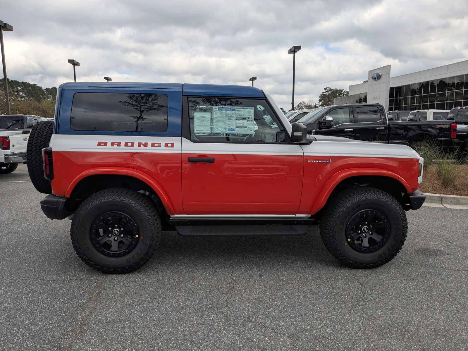 2025 Ford Bronco First Edition photo 2